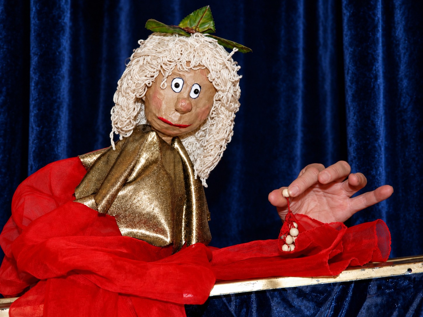 Die Putzfee mit weißen Locken und goldenem Umhang