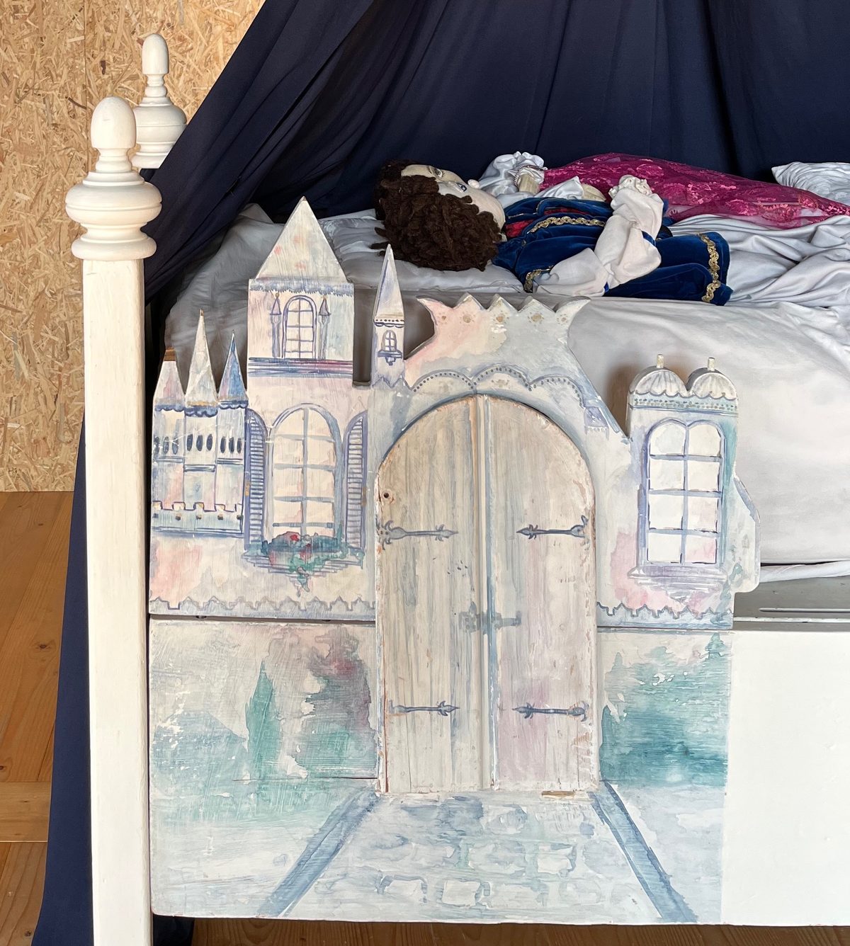 Gemaltes Schloss als Kulisse