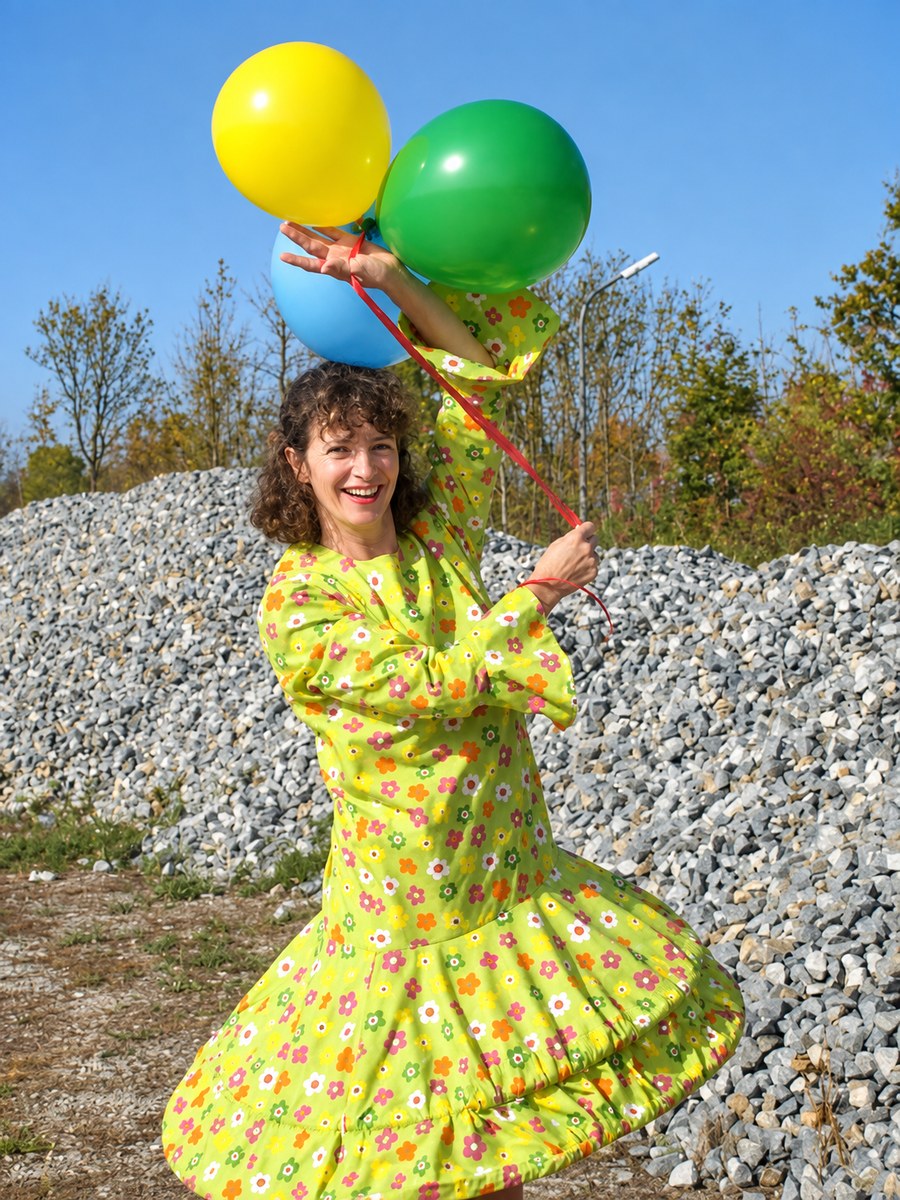 Violetta Augenstern im Blumenkleid mit bunten Luftballons